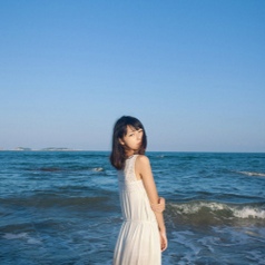 穿白色连衣裙的女生唯美背影微信头像