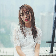 穿白色连衣裙的女生唯美背影微信头像