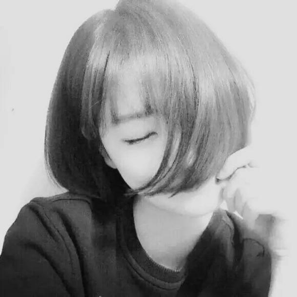 干练帅气短发女生自拍qq黑白头像图片