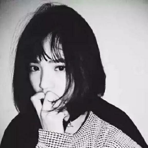 干练帅气短发女生自拍qq黑白头像图片