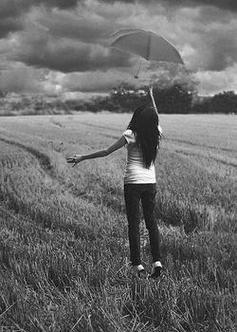 充满意境的雨伞qq空间黑白伤感头像图片