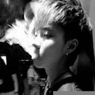 孤独寂寞的男生抽烟黑白qq头像图片
