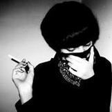 孤独寂寞的男生抽烟黑白qq头像图片