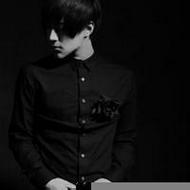 孤独寂寞的男生抽烟黑白qq头像图片