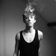 侧脸抽烟的男生qq伤感黑白头像图片