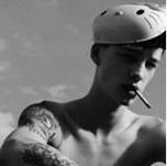 侧脸抽烟的男生qq伤感黑白头像图片