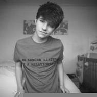 侧脸的欧美帅哥黑白微信头像图片