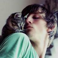 抱着猫咪的欧美男生微信头像图片