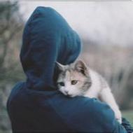抱着猫咪的欧美男生微信头像图片