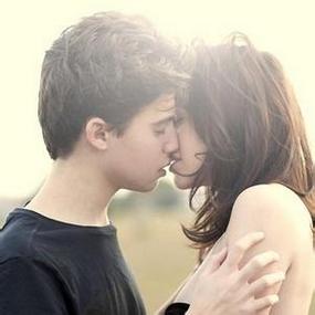 意境唯美的qq欧美情侣接吻头像图片