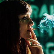 霸气的欧美女生抽烟微信头像图片
